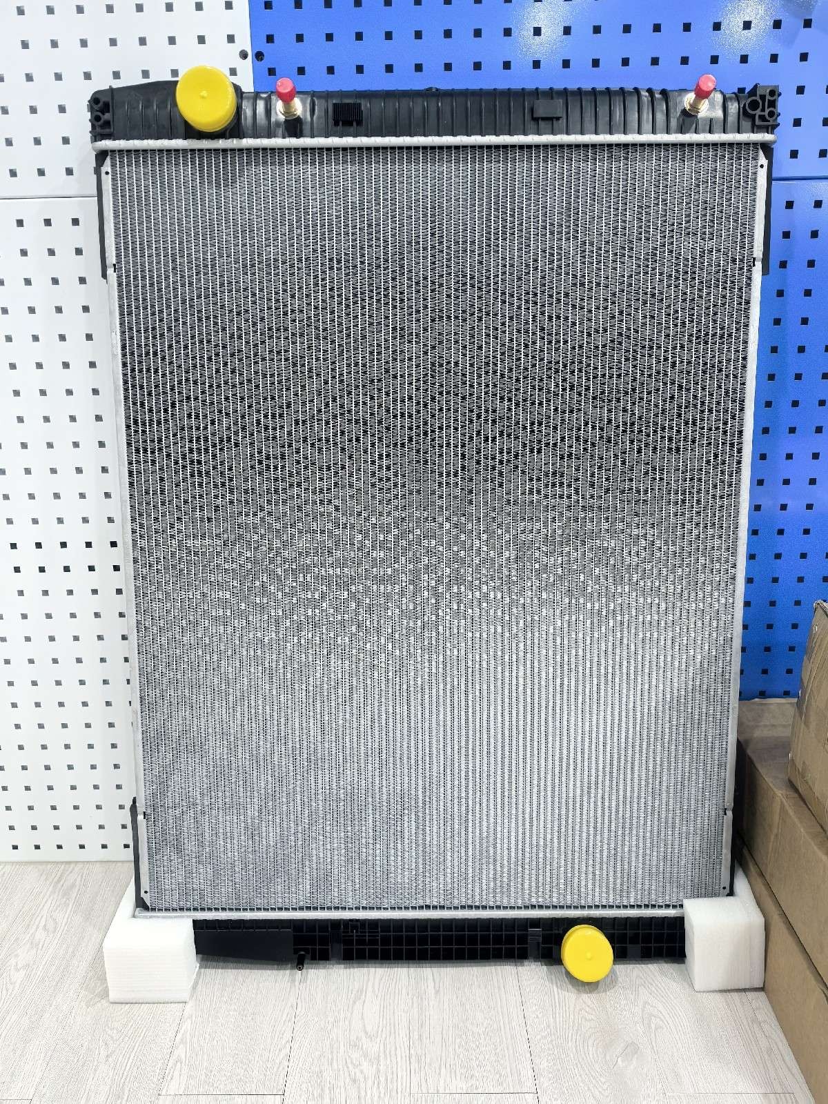 DS061720-A 9425001203   Auto Radiator